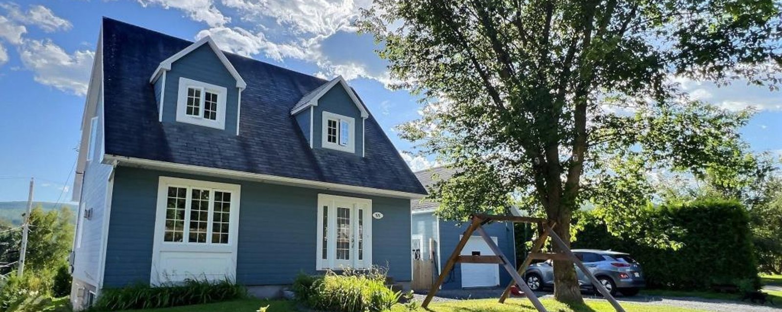 Sur une rue paisible! Ravissante maison champêtre de 13 pièces et cour ensoleillée avec vue sur la montagne