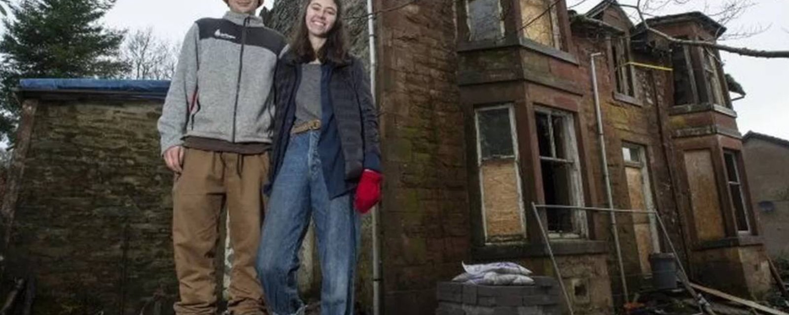 Un jeune couple achète une maison aux enchères et découvre ensuite que celle-ci est en ruine