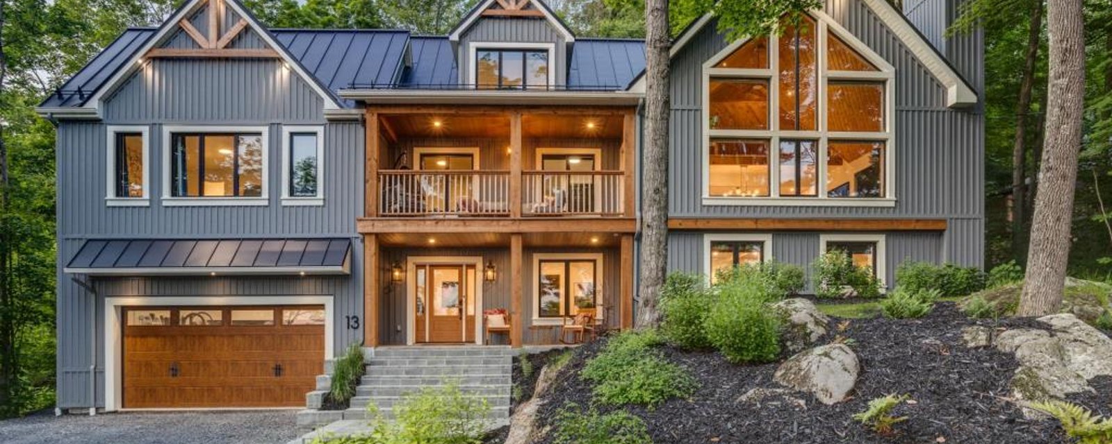 Magnifiquement rénové, ce chaleureux cottage avec vue sur l'eau est un coup de foudre assuré 