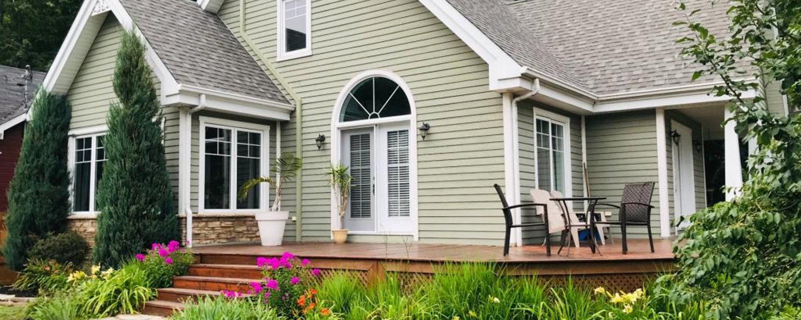 Charmant cottage clés en main de 13 pièces joliment décoré et situé dans un quartier familial paisible