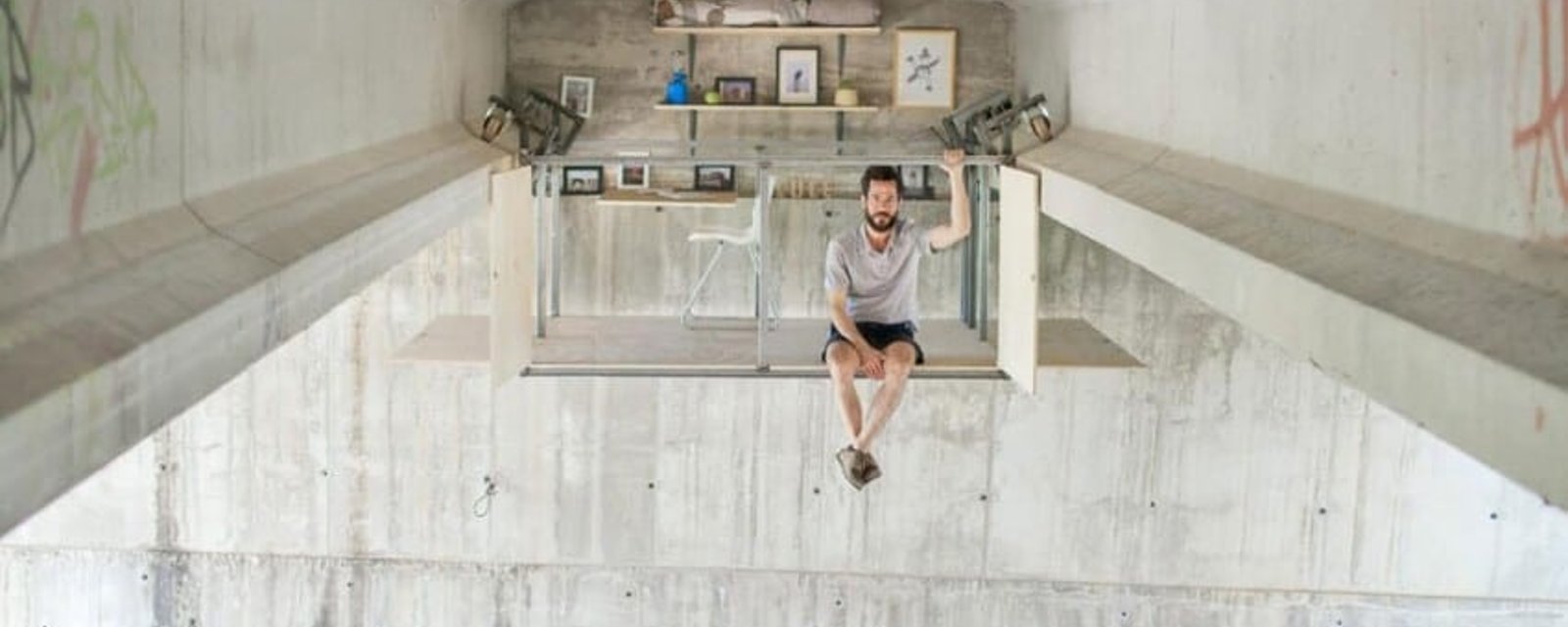 Un designer espagnol a aménagé un petit studio caché sous un pont