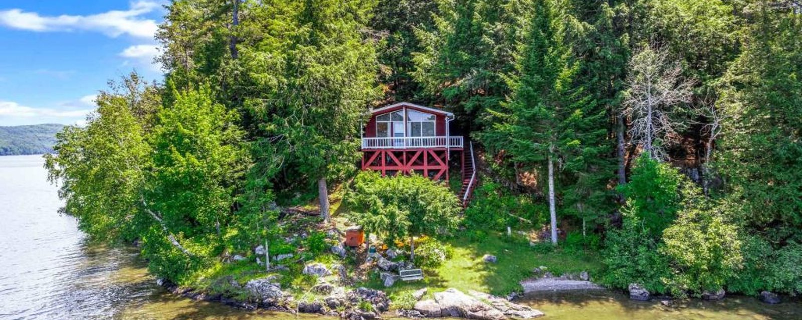 Tout meublé! Coquet chalet paisiblement niché au bout d'une presqu'île