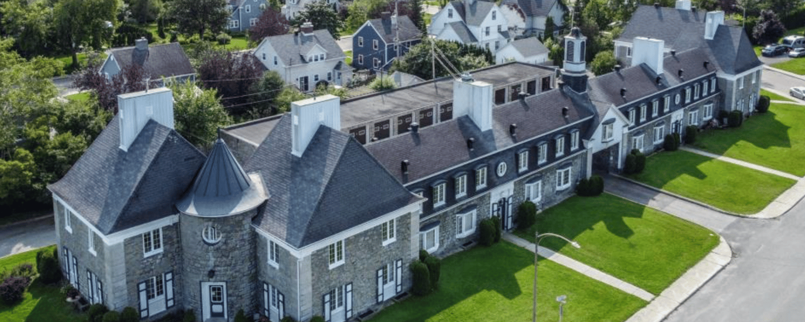 Cet immense château est présentement à vendre au Saguenay à un plus