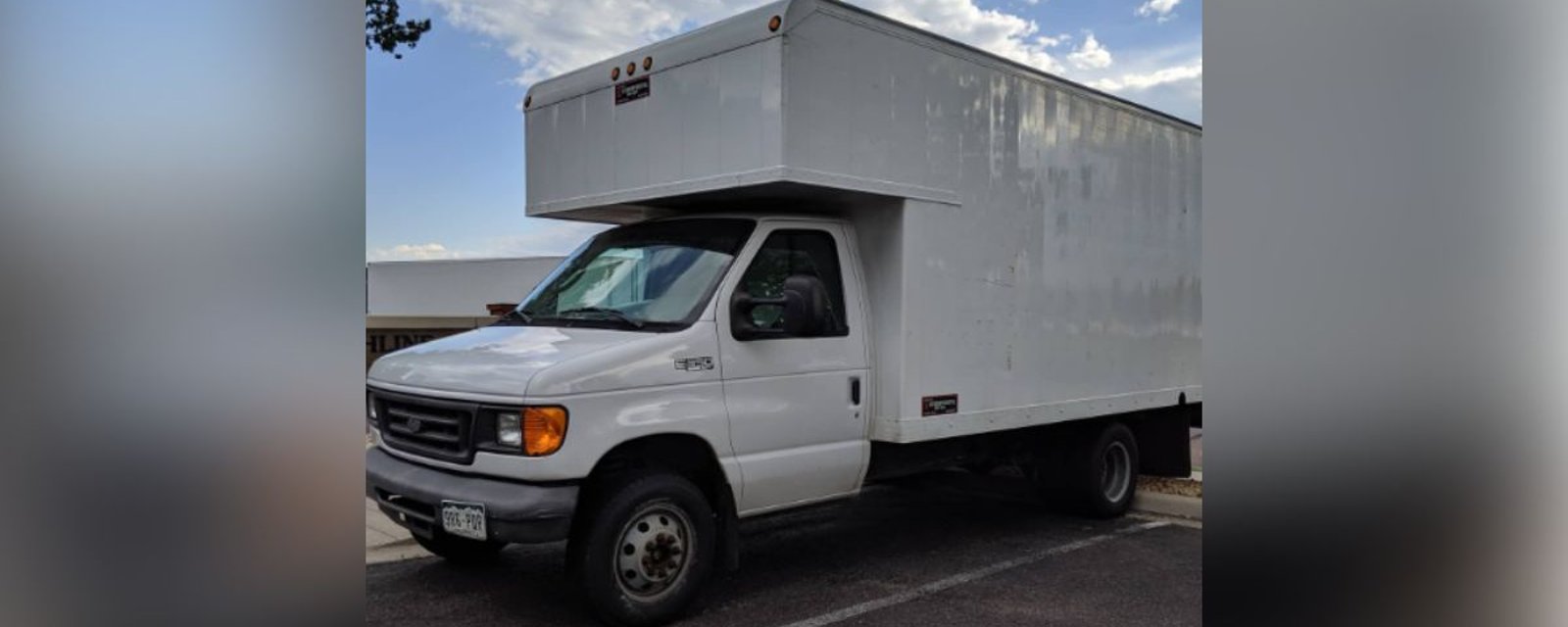 Un homme a construit un fabuleux studio dans un ancien camion de travail pour éviter des paiements hypothécaires élevés