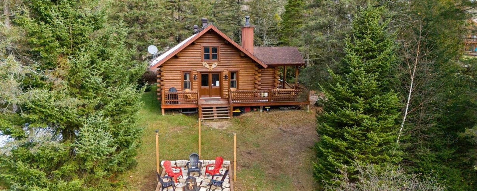 Accueillant chalet en bois rond en bordure d'un lac paisible à 75 minutes de Montréal