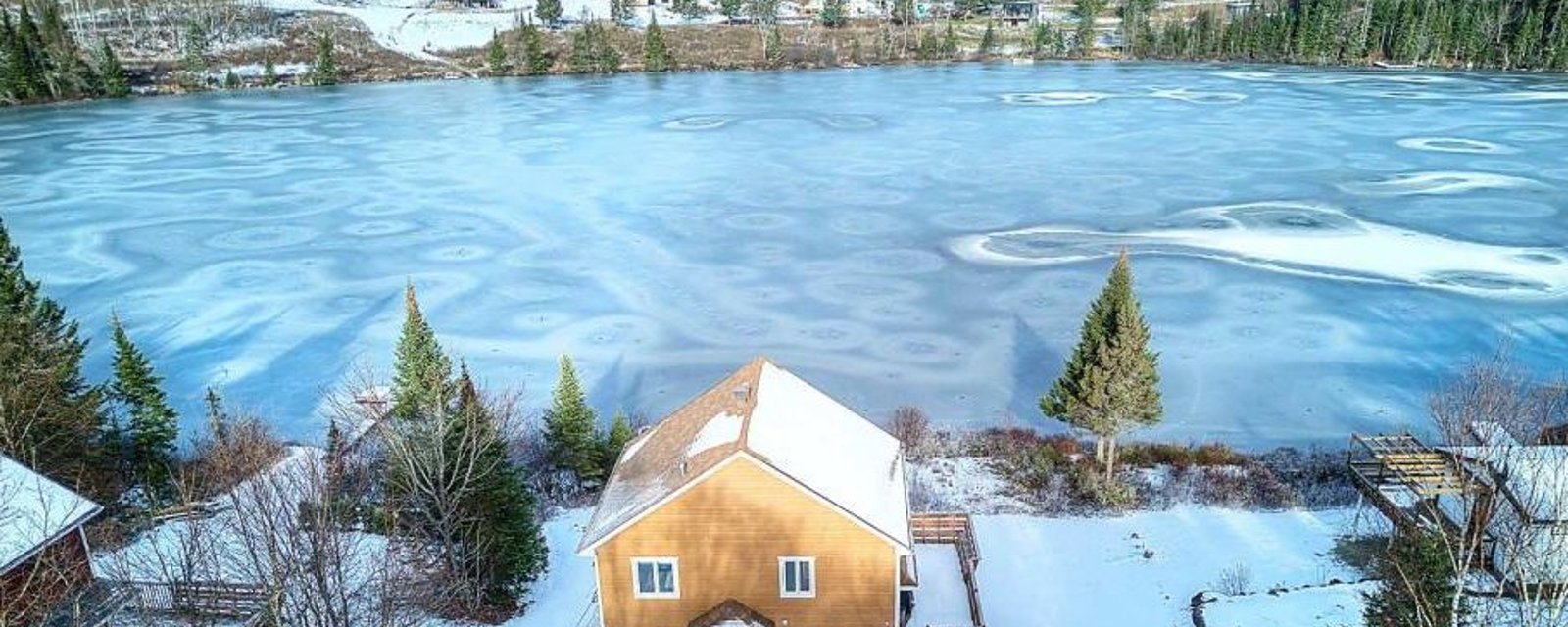 Paisible environnement riverain proposant de magnifiques vues sur les montagnes