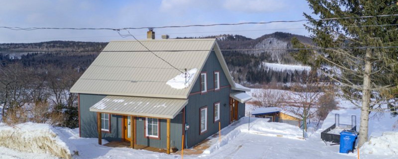 Belle d'autrefois de 4 chambres, pleine de cachet et avec vue sur les montagnes à vendre pour 189 000$