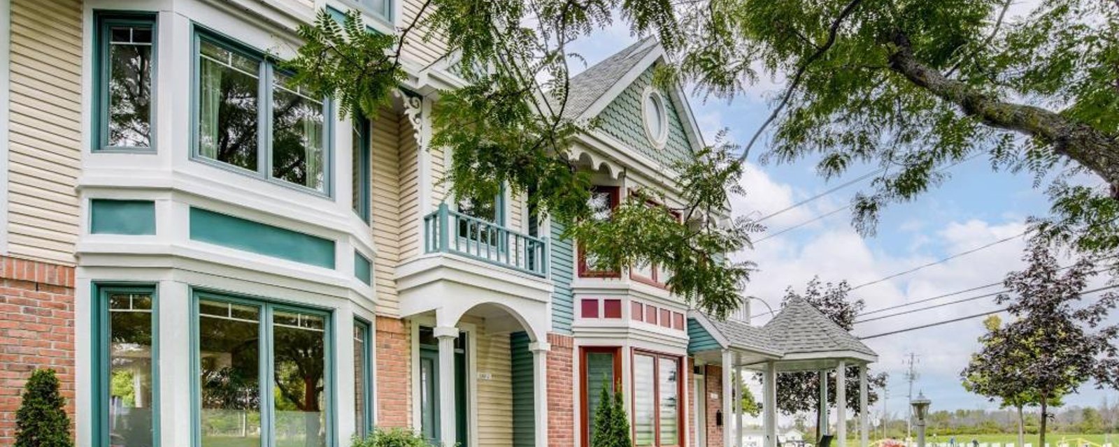 Une façade aux allures de maisons de San Francisco cachant un intérieur lumineux et chouchouté avec amour