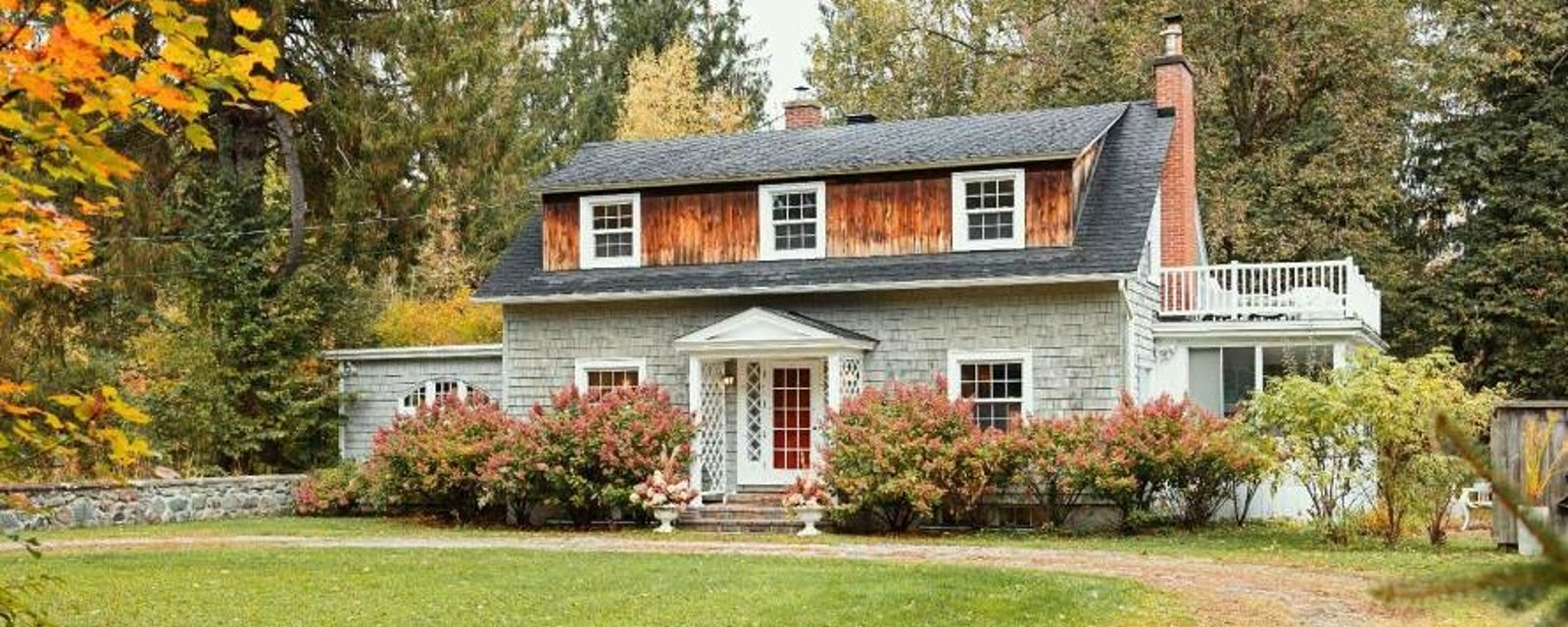 Somptueux cottage de style Cape Cod paisiblement niché à quelques pas d'un lac