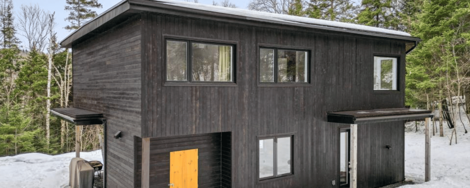 Splendide maison moderne en bordure d'un lac dans un décor enchanteur 