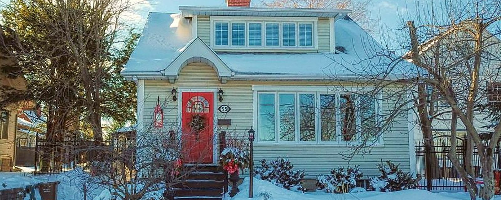 Quel cachet! Élégant cottage de style anglais avec planchers d'époque, foyer au bois et 3 chambres à vendre pour 389 000$