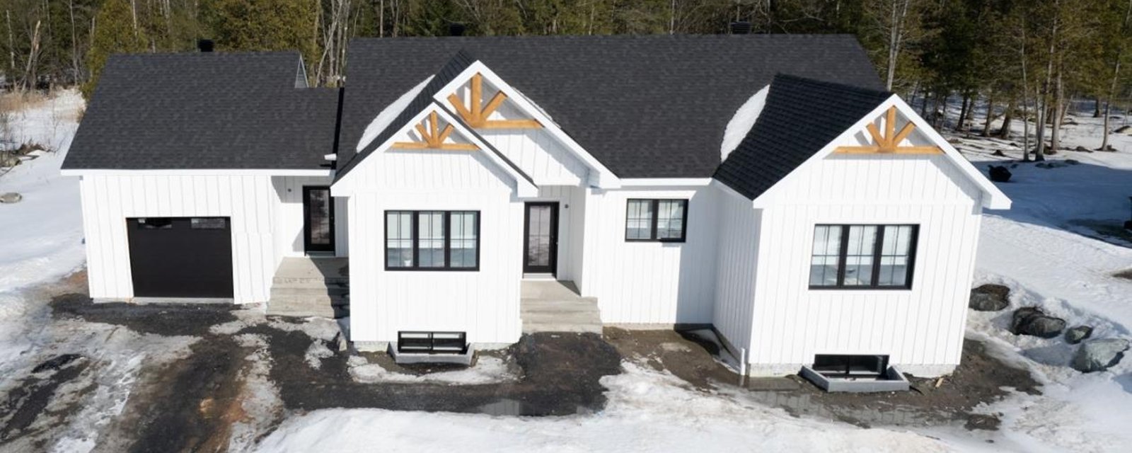 Sublime farmhouse contemporaine de 16 pièces avec des finitions exceptionnelles et un boisé comme voisin arrière