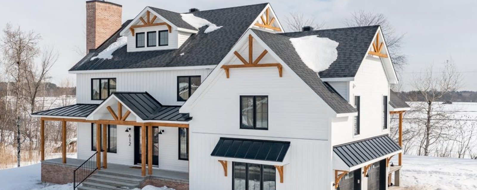 Toute neuve et libre immédiatement! Farmhouse contemporaine de rêve dotée de 5 chambres et 3 salles de bain