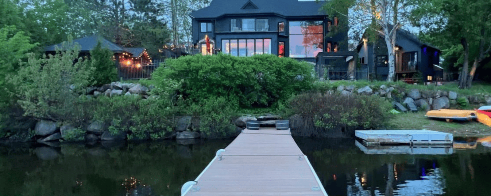 Imposante maison sur le bord du lac au coeur des Laurentides