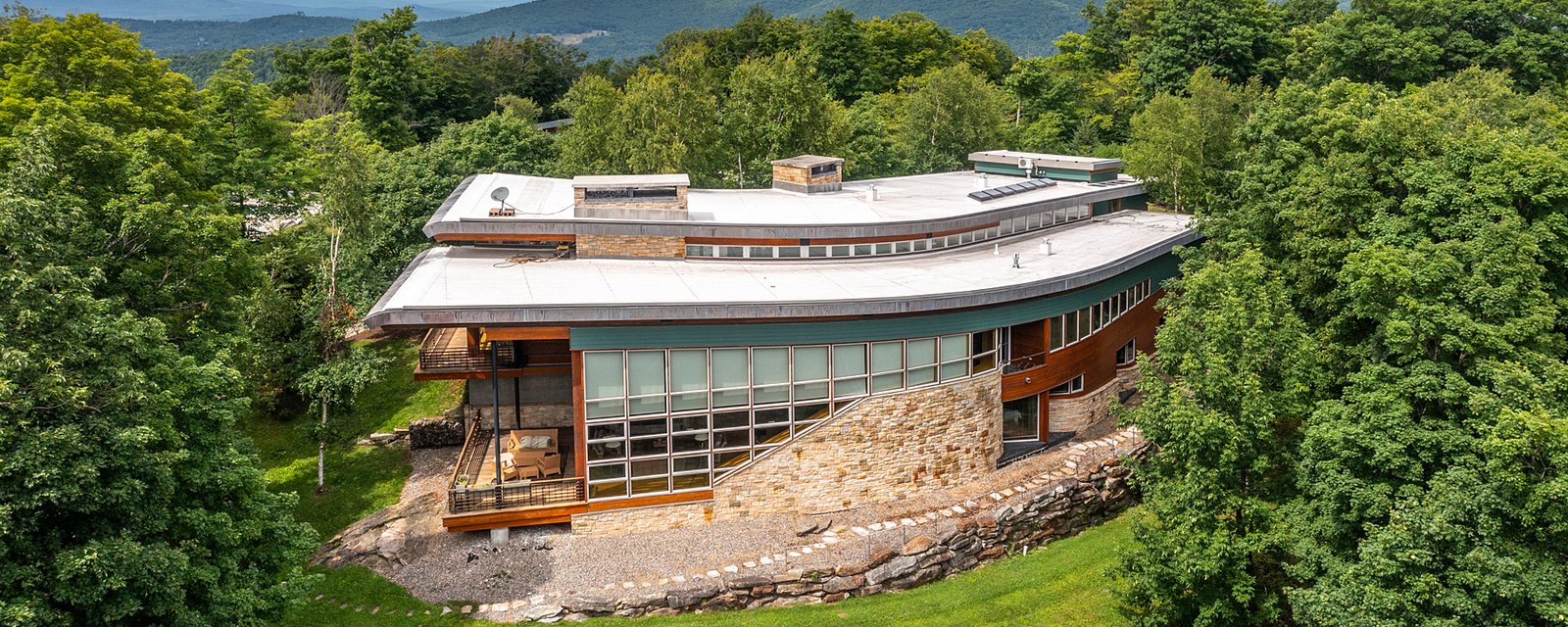 Sanctuaire où l’élégance architecturale rencontre la tranquillité de la montagne 