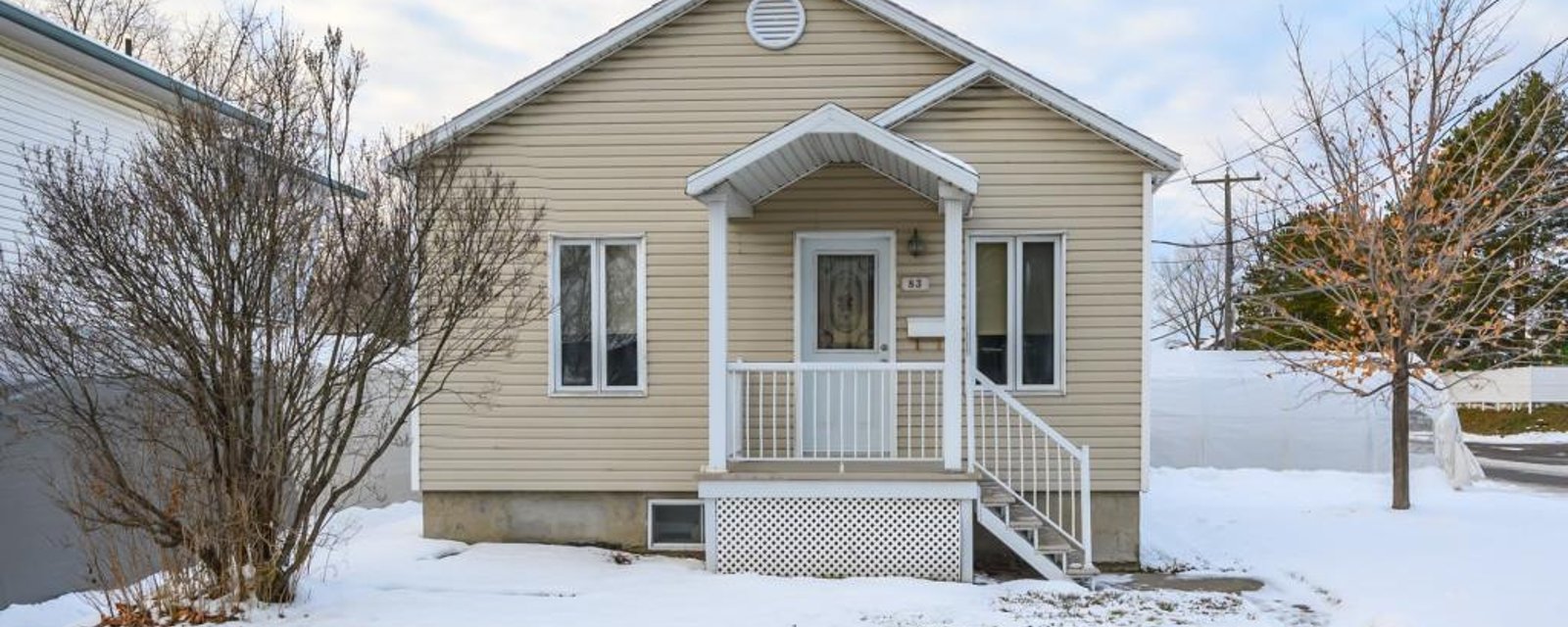 Charmante maisonnette de 3 chambres accompagnée d'une cour avec piscine à vendre pour 194 900$