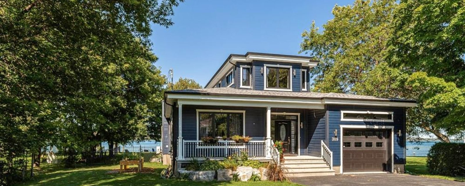 Cottage baigné de lumière, à la fois moderne et rempli de cachet, avec un lac en guise de voisin arrière