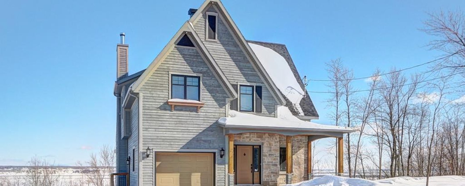 Superbe cottage de 15 pièces avec le fleuve comme voisin arrière et situé à 5 minutes des services