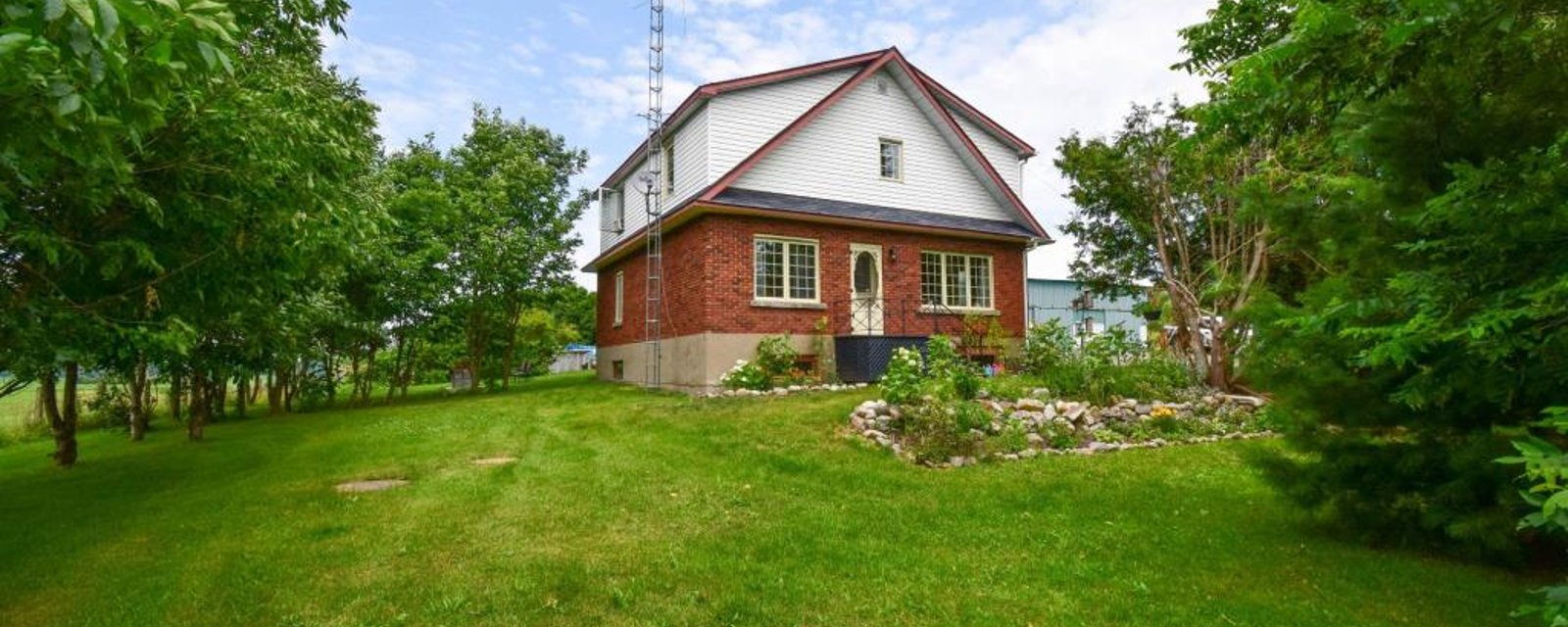 Mignonne maison de 4 chambres à 249 000$ entourée de paisibles prairies à la campagne