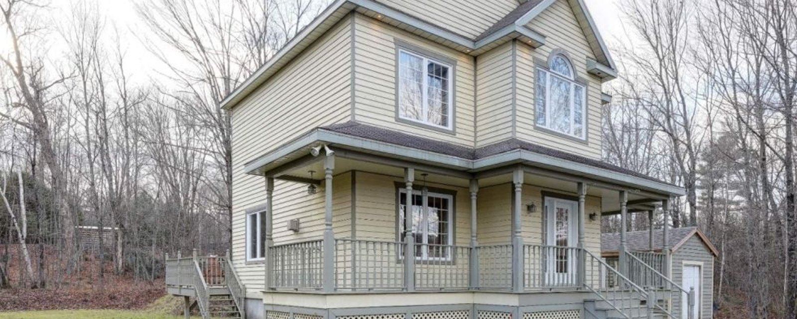 Cottage clés en main, minutieusement entretenu, chaleureux et en symbiose avec son environnement 