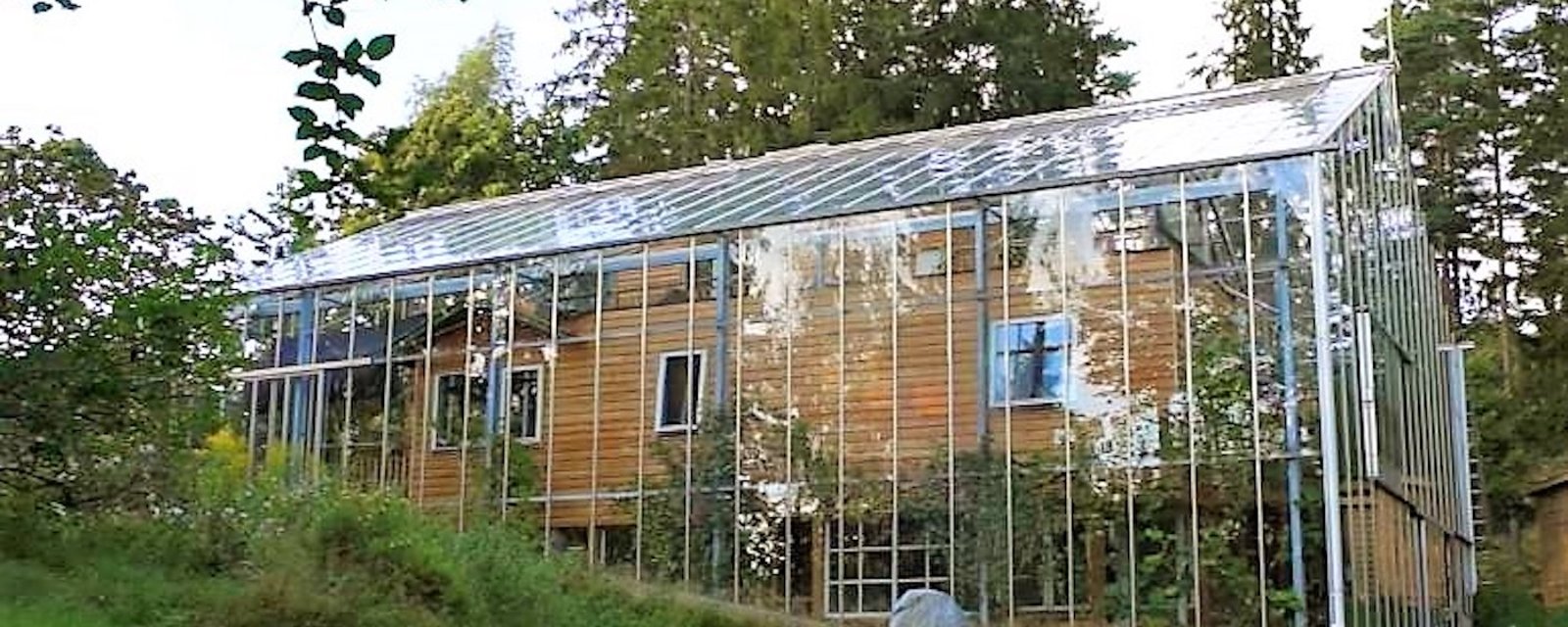 Un couple crée une serre innovante pour maintenir la chaleur de leur maison en hiver