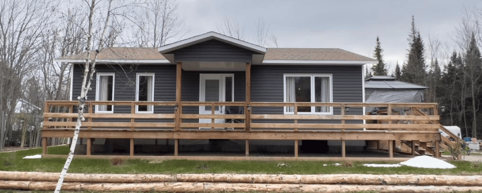 Charmante maison moderne dans le village de Fred Pellerin