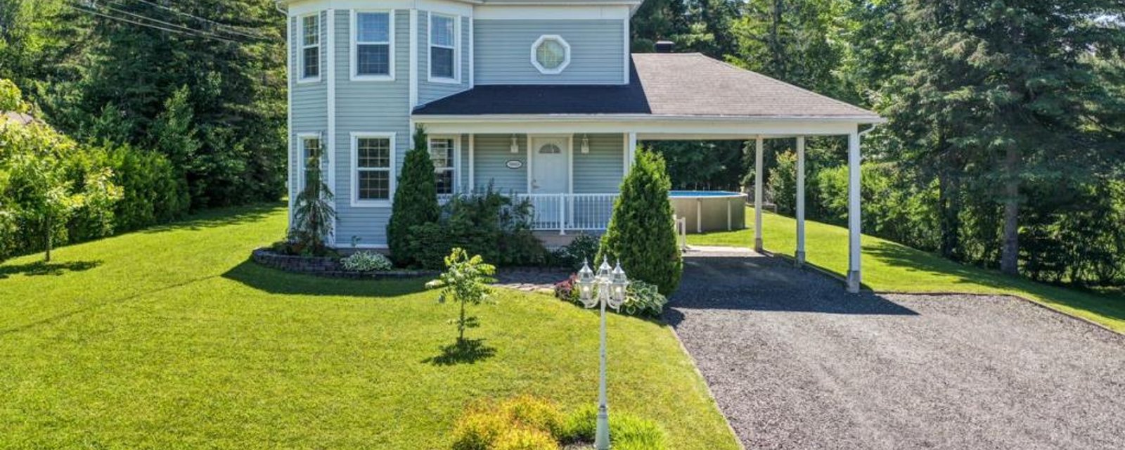 Libre rapidement! Spacieux cottage avec grande cour bordée par un boisé à vendre pour 299 000$