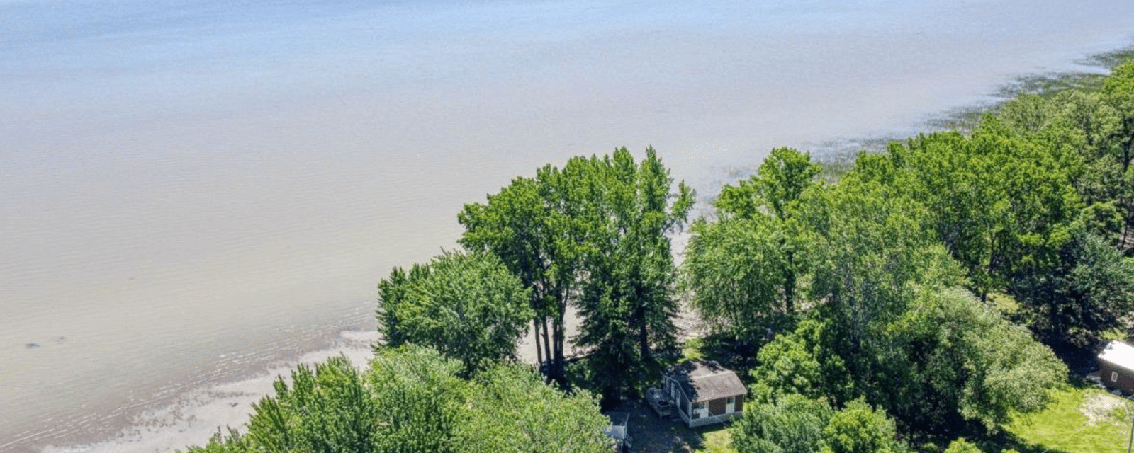 Ce chalet 3 saisons offre une magnifique vue sur le lac Saint-Pierre