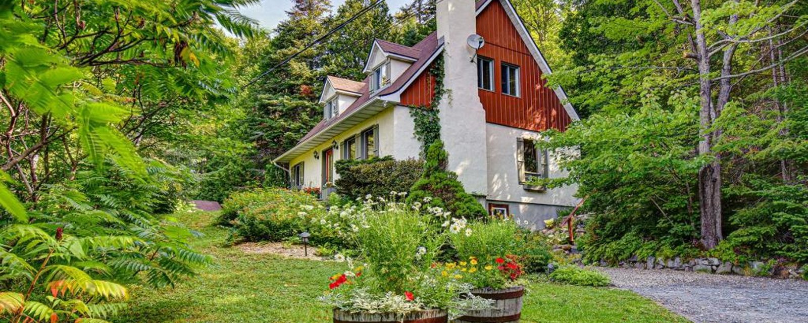 Accueillante merveille où il fait bon vivre dans les Laurentides avec coquette cour intime parmi les arbres