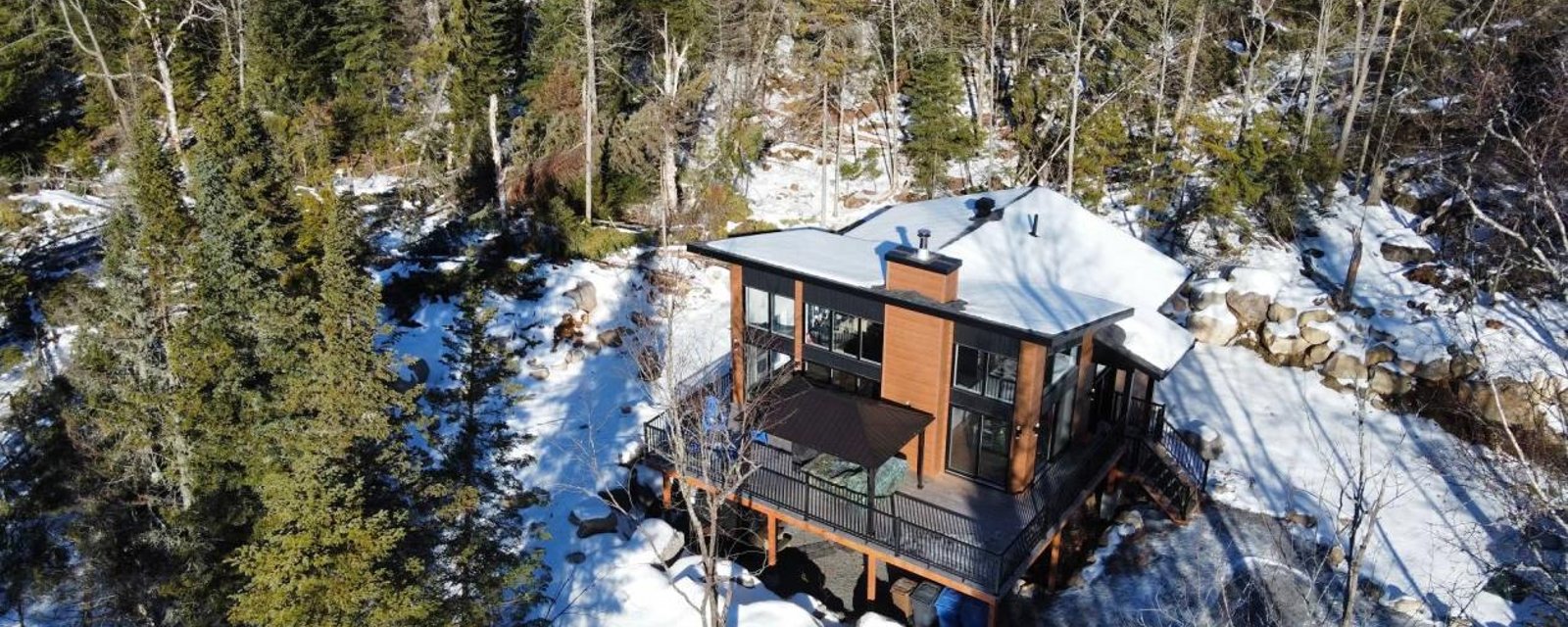 Le charme et le confort d'une belle construction contemporaine dans un paradis de lacs et de montagnes