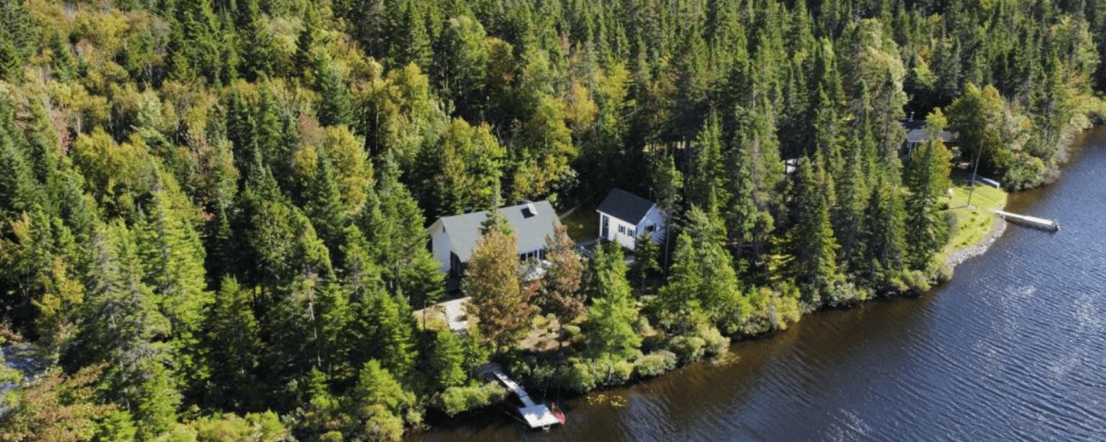 Ce chalet est en vente pour seulement 230 000 $, une aubaine sur le bord de l'eau