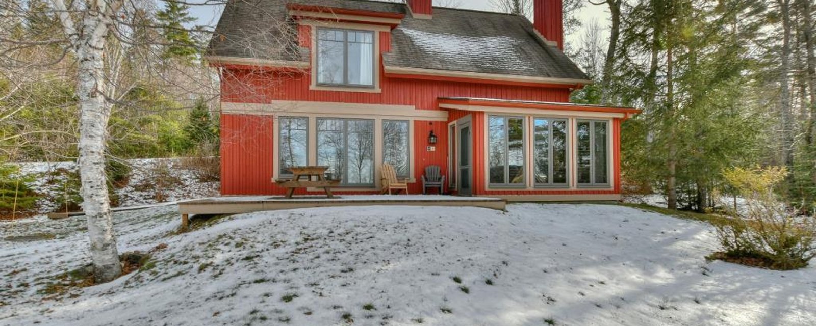  Ravissant chalet meublé à quelques pas du plus beau plan d'eau des Laurentides