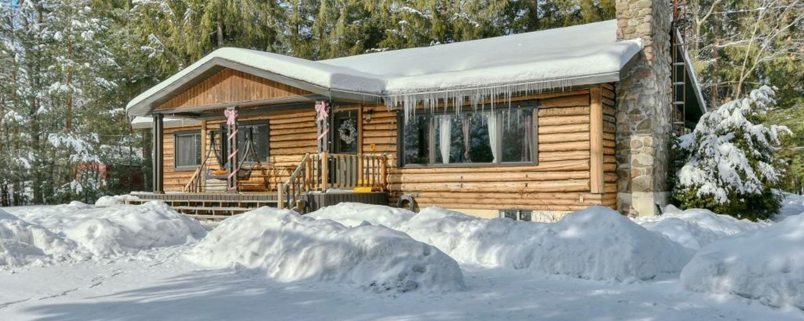 Chaleureuse maison de 4 chambres blottie sur un grand terrain bordé d'arbres à vendre pour 299 900$