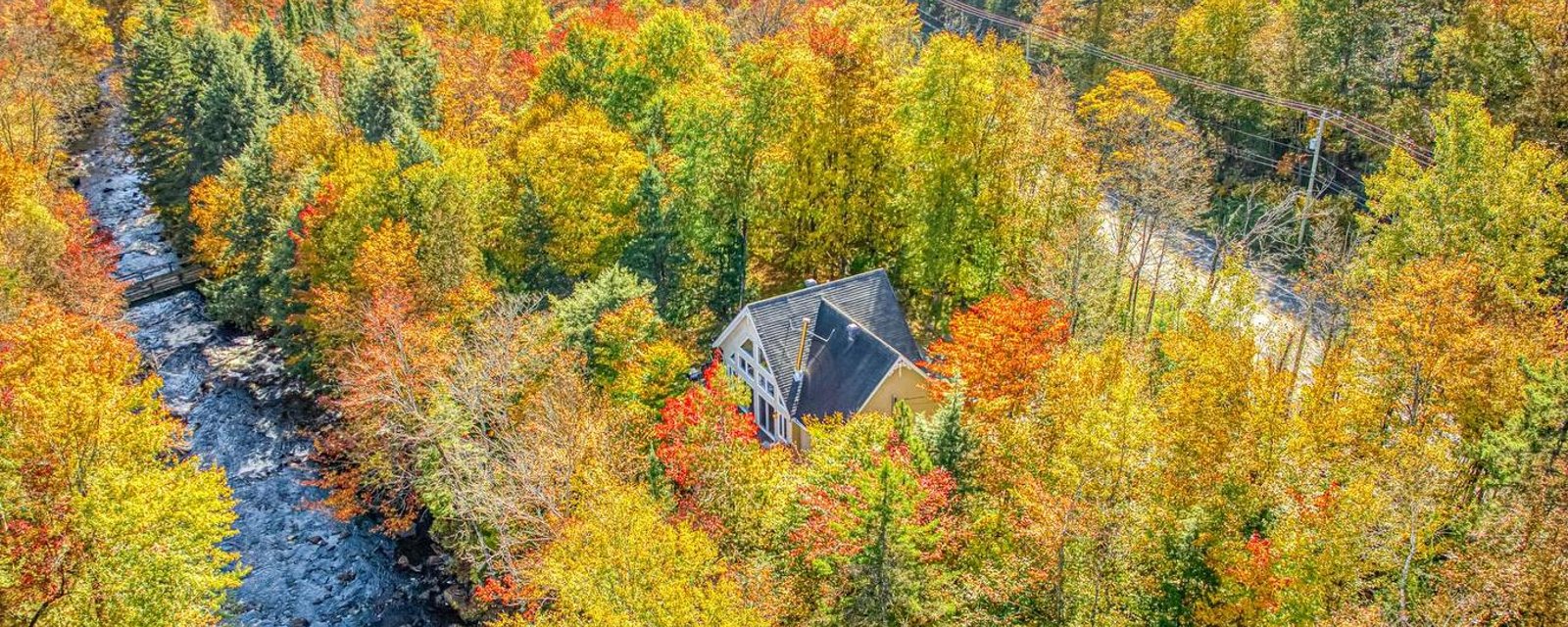 Paix, ressourcement et vue sur la rivière: ce refuge clés en main vous attend dans les Laurentides