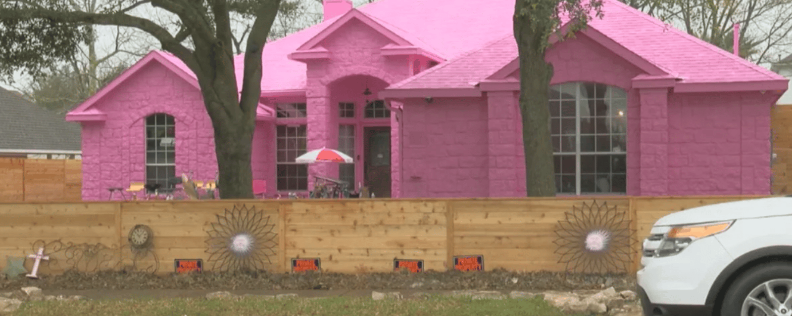 Il emmerde tous ses voisins en peinturant sa maison en rose