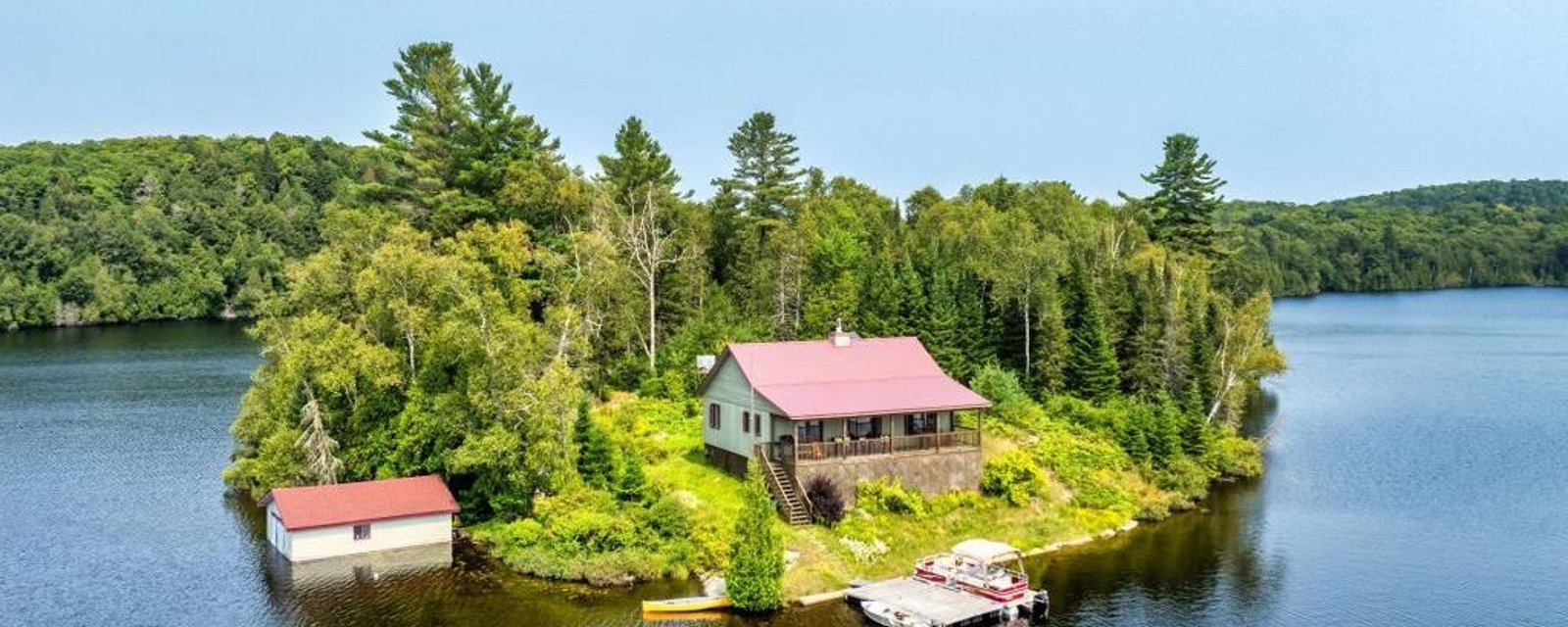 Tout meublé et équipé! Chaleureux chalet niché sur une île privée