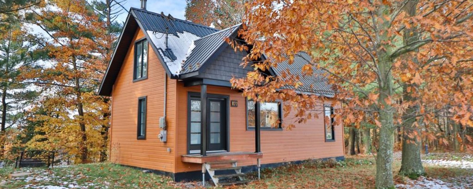 Coup de cœur pour son intérieur au charme unique et la sérénité de son terrain au bord de l'eau