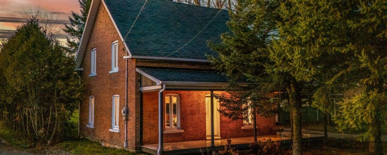 Cottage au cachet chaleureux entouré d'arbres matures sur un vaste terrain riverain