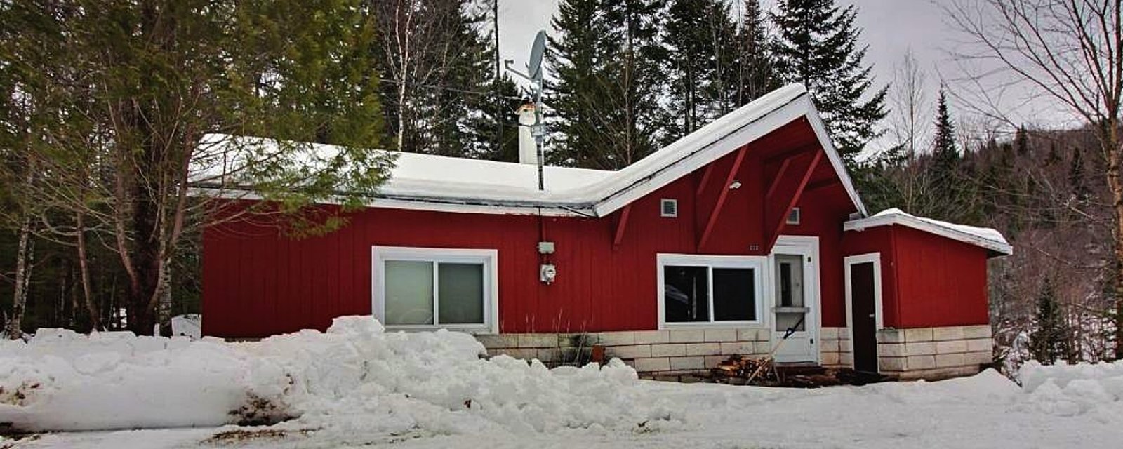 Petit chalet meublé à 79 000$ niché sur 76 032 pi² de boisé au bord de la rivière