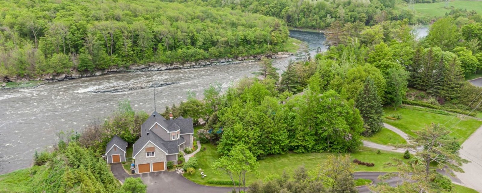 Habitez en bordure de la rivière Chaudière sur une propriété de 54 361  pi²