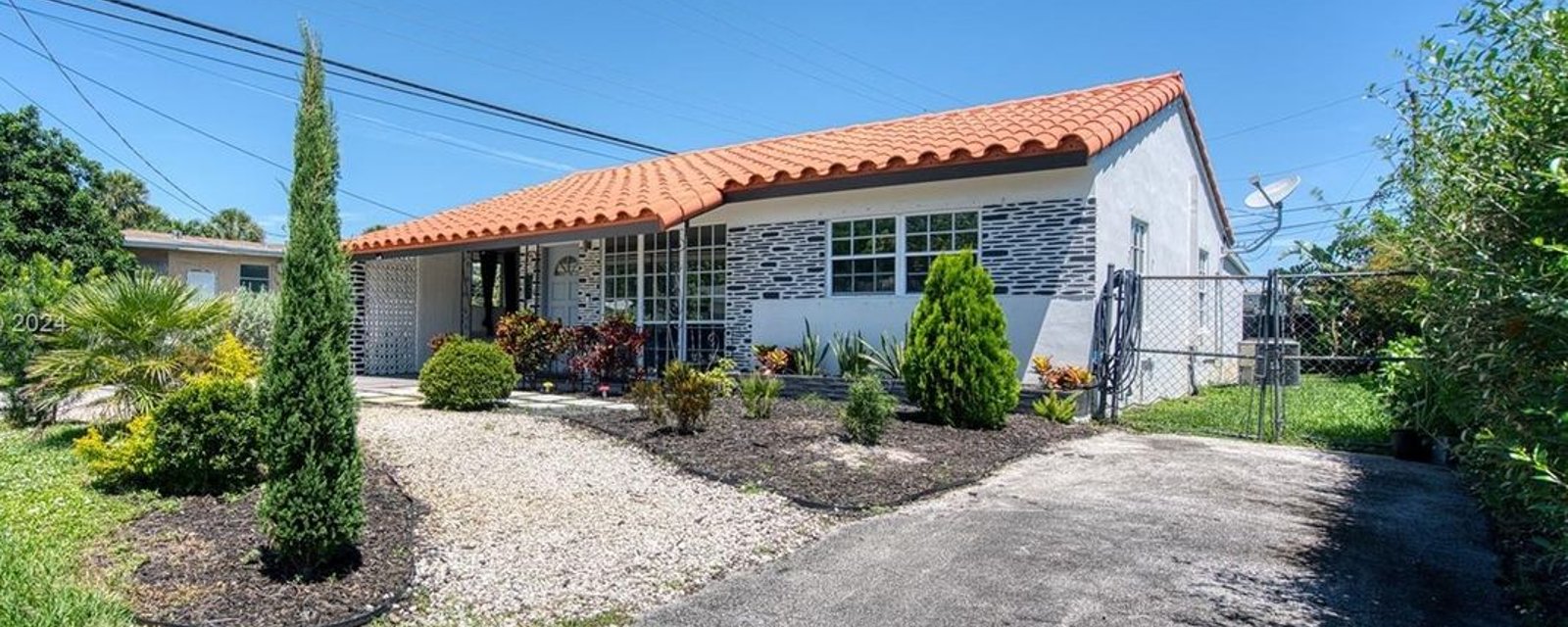 Cette maison d'apparence ordinaire fait réagir avec sa déco osée