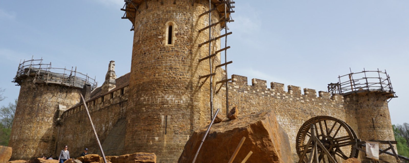 Des amis construisent un château médiéval en utilisant uniquement les techniques et matériaux du Moyen Âge