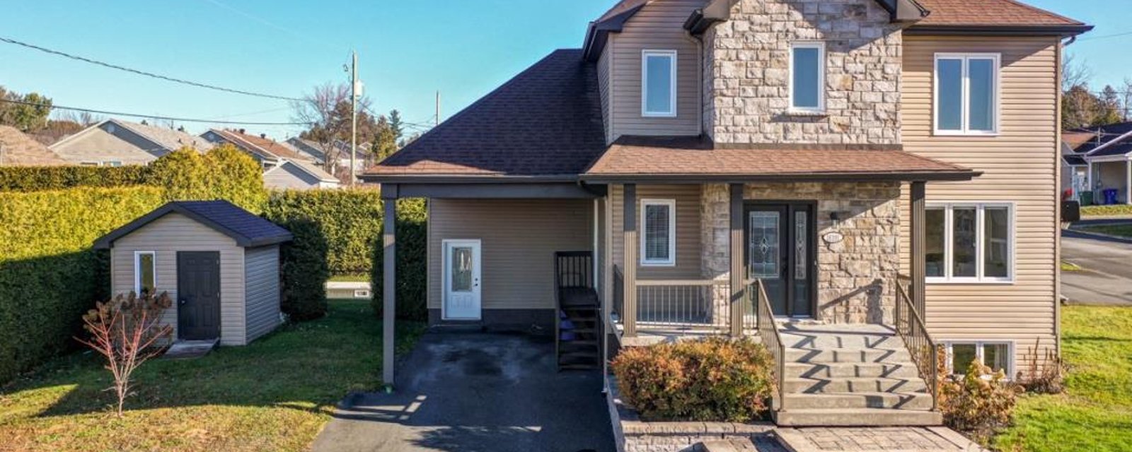 Impeccable cottage clés en main à 389 000$ doté de 5 chambres et d'une piscine creusée