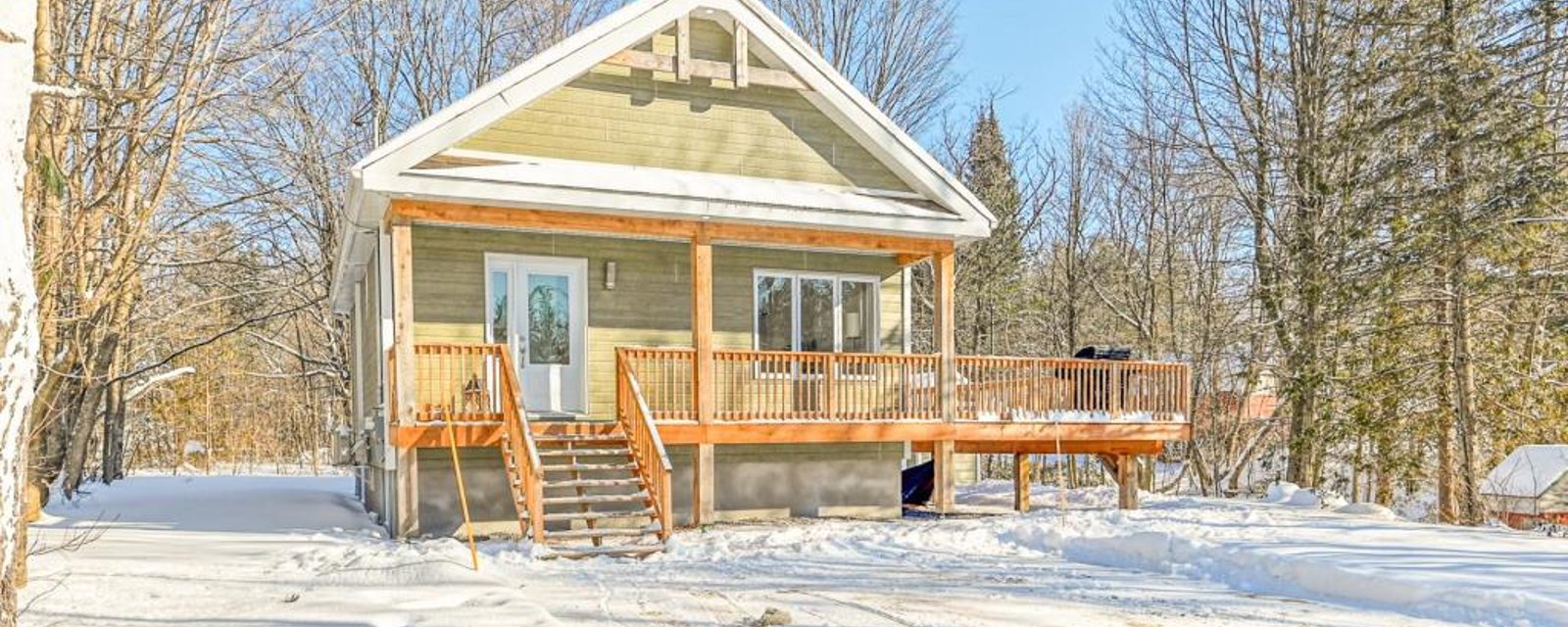 Accueillant à souhait! Cottage clés en main avec vue sur l'eau à moins d'1 hr de Montréal