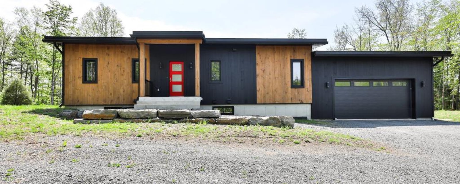 Irrésistible avec son intérieur au goût du jour et son emplacement paisible en pleine forêt