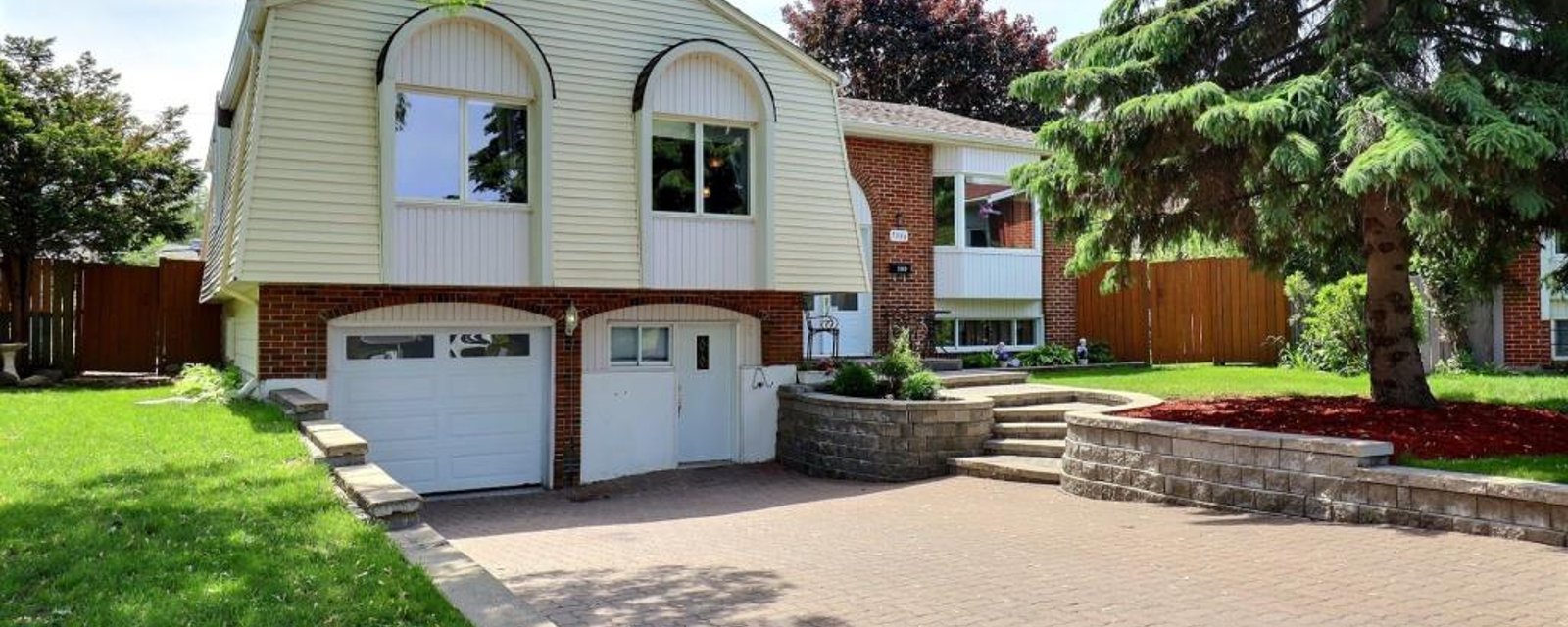 Abondamment rénovée, cette perle rare avec piscine creusée, bar et jacuzzi deviendra votre prochain coup de cœur