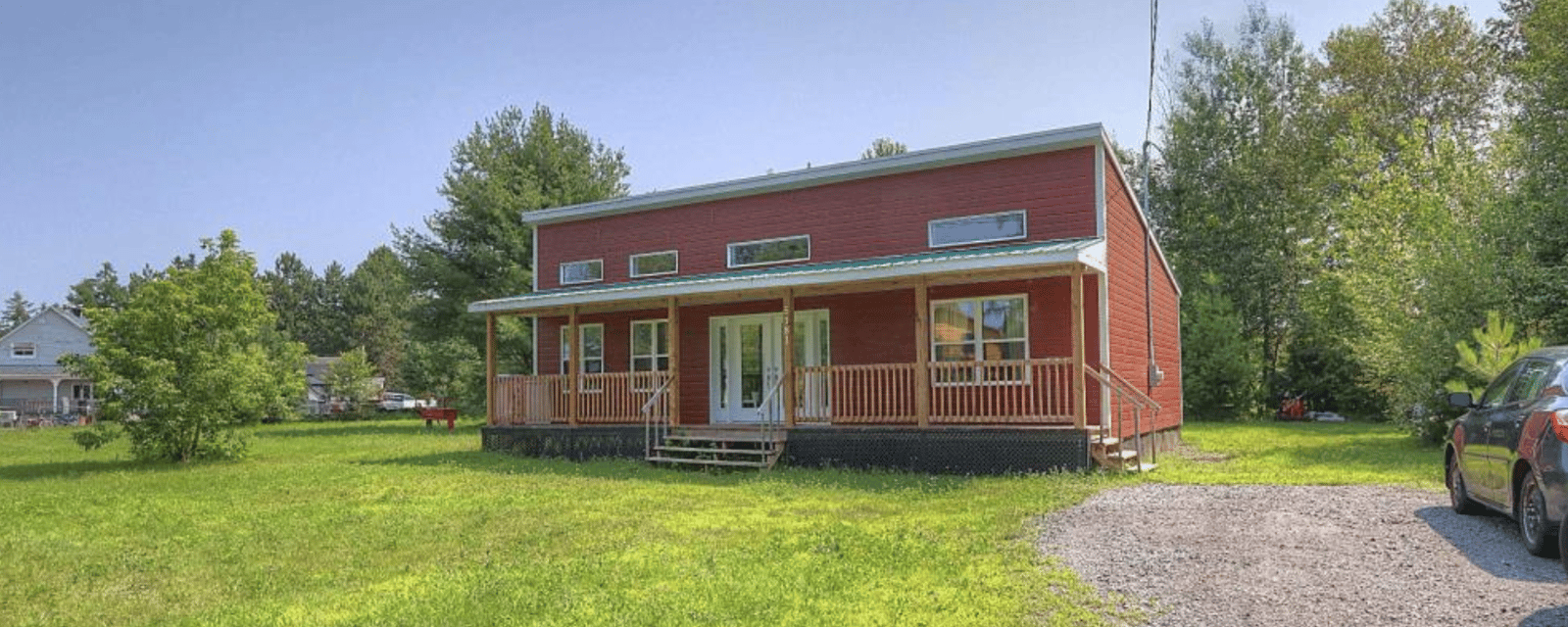 Ce chalet moderne avec vue sur le lac est vendu pour moins cher qu'un condo montréalais