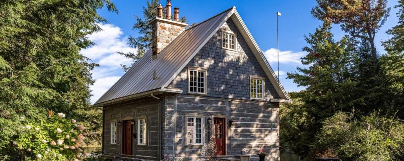 Beauté rustique longeant un lac dans un paradis boisé de plus de 138 acres