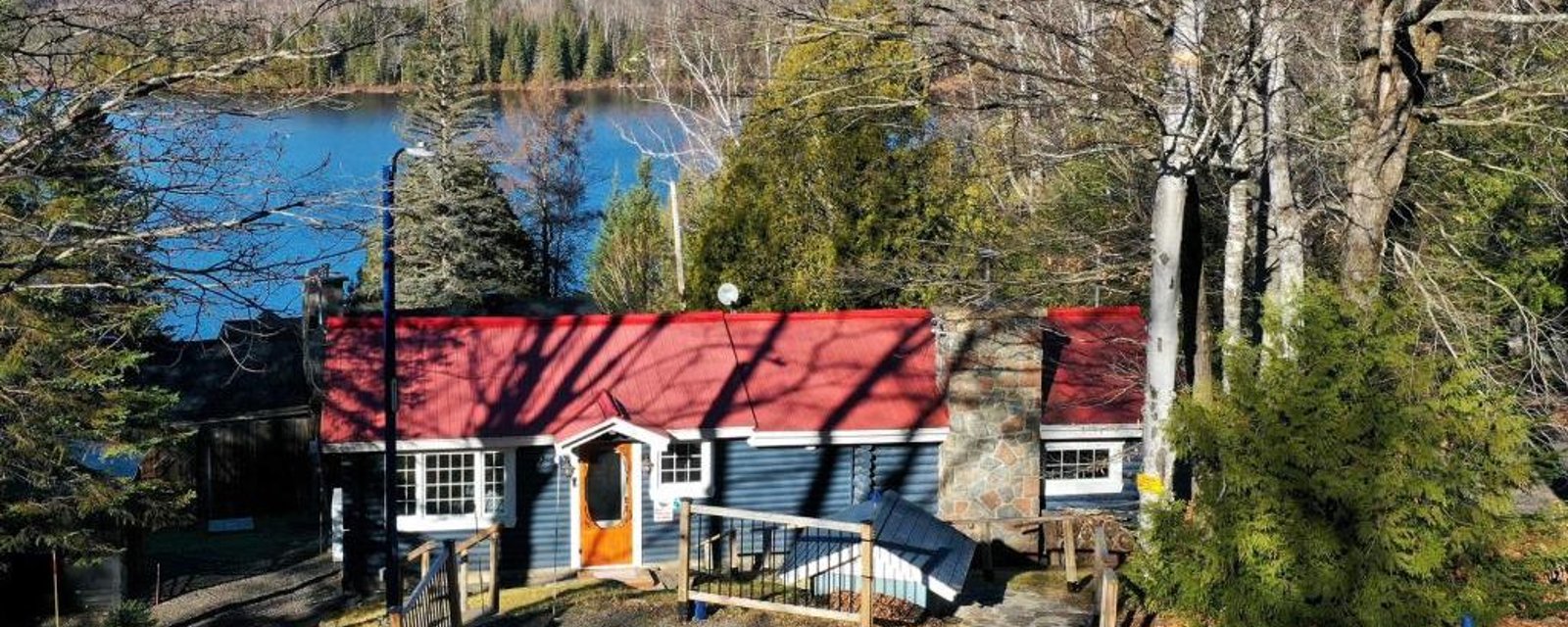 Irrésistible maison en bois rond surplombant un lac à vendre pour 369 900 $