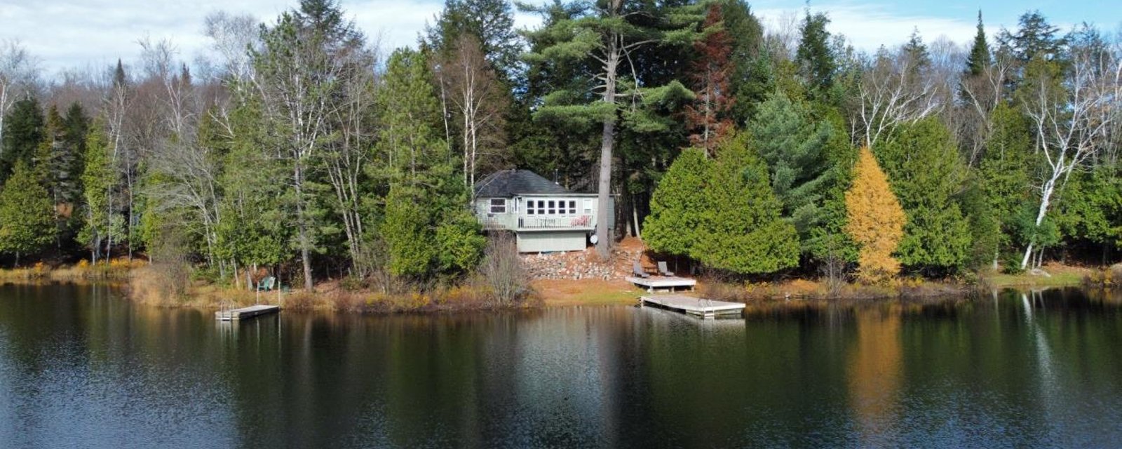 Ambiance chaleureuse et détente au bord de l'eau vous attendent dans cet accueillant chalet